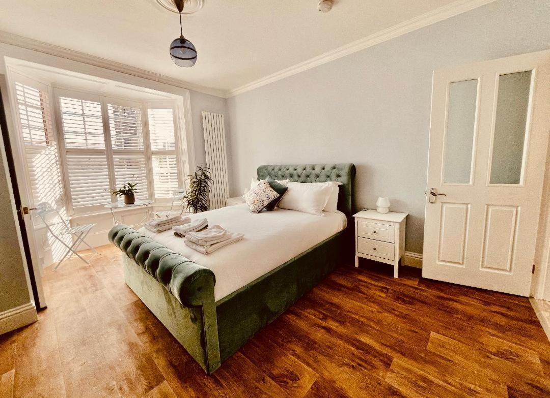 Ingleside Mews Apartment Уитби Екстериор снимка