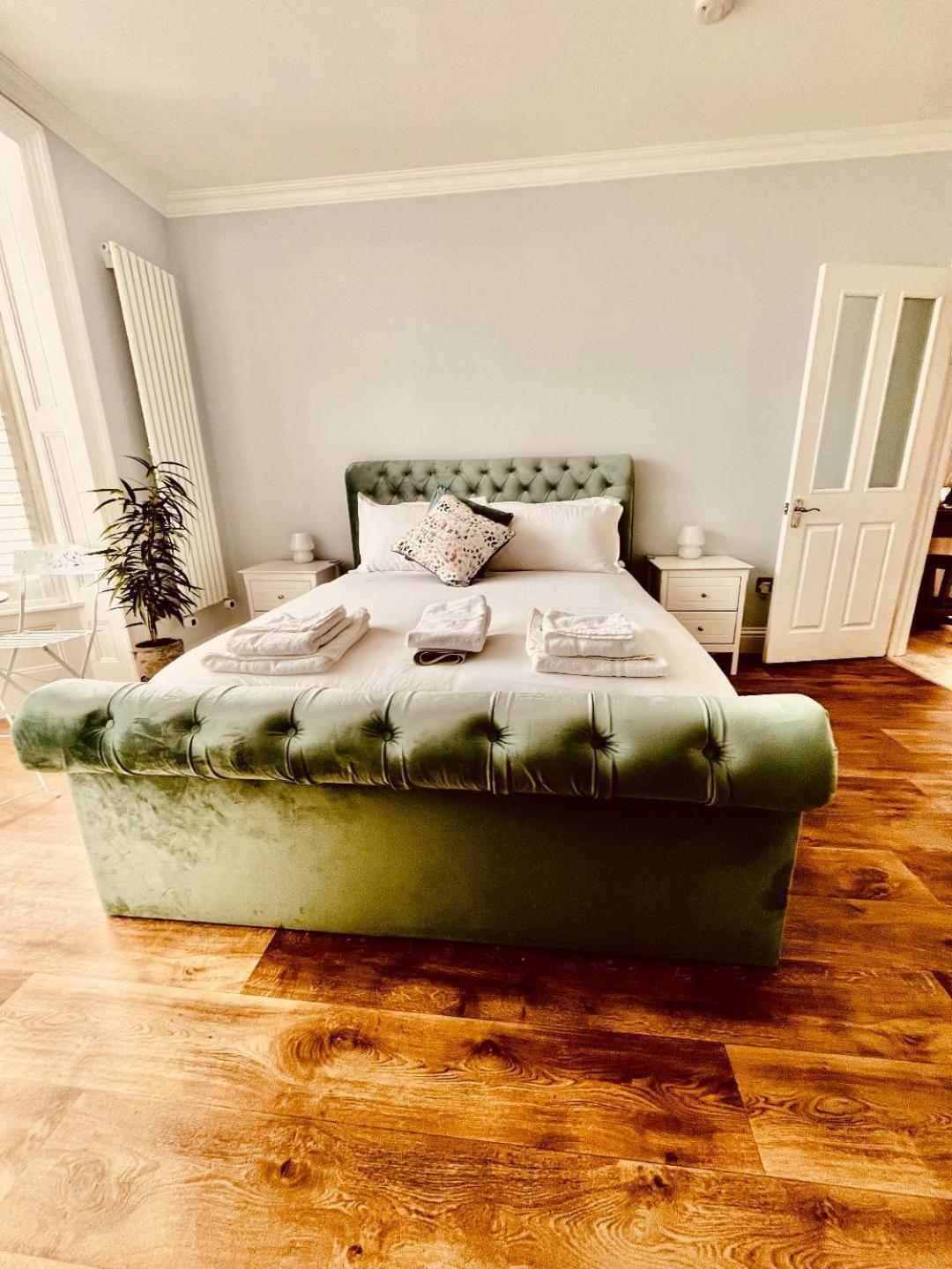 Ingleside Mews Apartment Уитби Екстериор снимка