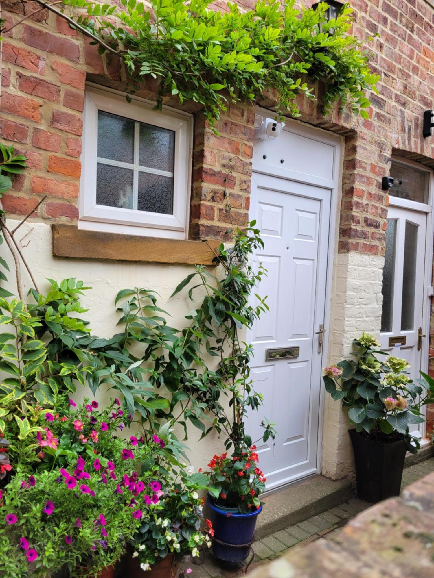 Ingleside Mews Apartment Уитби Екстериор снимка